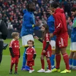 VIDEO / Emotivni trenuci na Anfieldu: Van Dijk u društvu sinova Dioga Jote dočekao njegov bivši klub