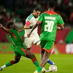 VIDEO / Mahrez iz penala odveo Alžir u drugi krug, Bennacer ‘požutio’ i odigrao dobru utakmicu