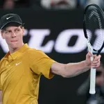 Sinner se mučio i gubio po australskim vrućinama, a onda je nakon navlačenja krova pomeo Amerikanca