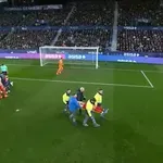 VIDEO / Težak sudar glavama u La Ligi, napadač Atletica završio u bolnici