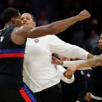 VIDEO / NBA ili UFC? Apsolutna makljaža u Charlotteu, na teren uletjela i policija!