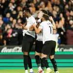 VIDEO / Valencia slavila u ljutom gradskom derbiju, igrač Levantea dobio crveni karton jer je pljeskao sucu!?