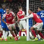 VIDEO / Arsenal s dva gola iz kornera slavio protiv Chelseaja i ponovno povećao prednost pred Cityjem na +5