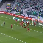 VIDEO / Ludi seviljski derbi: Antony zabio škarice, a legenda Arsenala i Barcelone zabila u svom stilu