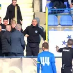 VIDEO / Kaos u Bugarskoj: Navijači razvalili ogradu i pokušali ući u teren nakon crvenog kartona!