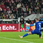 VIDEO / Kovačeva Borussia do slavlja u Kolnu, domaći pola susreta s igračem manje