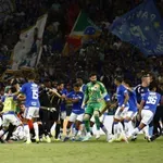 Nije se znalo tko koga udara: Sudac podijelio čak 23 crvena kartona u kaosu