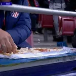 VIDEO / Viralna scena: Navijač Atletica priprema sendviče od pršuta, dok njegov klub razbija Tudorov Tottenham