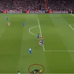 VIDEO / Nova bizarna situacija u Londonu, pomoćni sudac pao jer se sudario s igračima koji se zagrijavaju