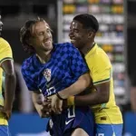 VIDEO / Modrić je razgovarao s Vinijem, a s leđa mu se prišuljao Endrick. Brazilčeva reakcija je hit