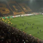 VIDEO / Sramota u Njemačkoj – navijači se gađali bakljama, policija ih naganjala preko travnjaka!