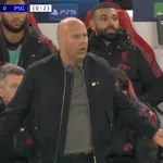 VIDEO / Svi na Anfieldu ostali u čudu: Slot ovim potezom uzrokovao prekid utakmice