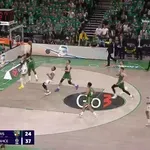 VIDEO / Zvijezda Žalgirisa brutalno zakucala preko košarkaša bh. podrijetla