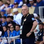 Napustio je klupu najmanje reprezentacije u povijesti koja je izborila SP, a sada se vratio u sponzorskoj drami