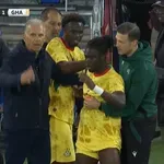 VIDEO / Novo pravilo već izazvalo kaos: Sudac rukama zaustavljao ganskog reprezentativca