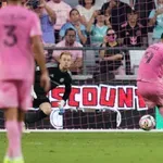Suarez dobio kopačkom u glavu, ali i pokvario debi Lewandowskom