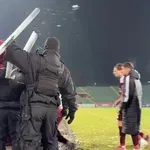 (VIDEO) Bizarna scena na Koševu: Navijači grudvama gađali igrače