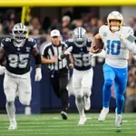 Čardžersi silovito do plej-ofa, Bilsi veoma blizu