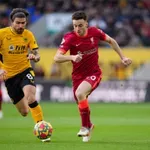 Sinovi Dioga Žote uz maskote na meču Liverpul – Vulvs