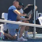 Tebra, 100$, tablet: Šta gleda Novak? Samo pogrešni odgovori…