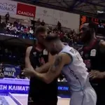 (VIDEO) Vezenkov poludeo: Nasrnuo pesnicom na protivnika