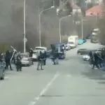 (VIDEO) Delije i Grobari se tukli motkama