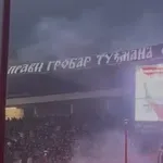 (VIDEO) Evo kako je navijač Zvezde spustio transparent „Tuđman“