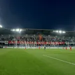 Delije zasule teren papirima, igrači čistili sa redarima