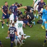 (VIDEO) Haos u azijskoj LŠ: Igrač nokautiran, a lekara nigde!