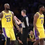 (VIDEO) Baka Džejms gledala sina i unuka u plej-of utakmici