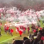 Umesto proslave titule: Okršaj bakljama, ulet navijača i prekid