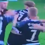 (VIDEO) Navijač upao na teren i nasrnuo na fudbalere!