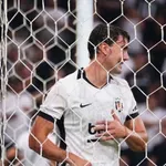 U Bešiktašu ljuti: Vlahovića vuku za kragnu, sudija ne gleda