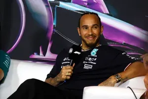 Ob omembi Neweyja le pomenljiv nasmešek Lewisa Hamiltona (VIDEO)
