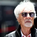 Berni Eklston (95) uhapšen – nosio sačmaru na aerodromu!