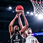 POLUVREME - Partizan posle kasnog paljenja vodi u Klužu