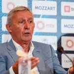 Simpatična konferencija Svetislava Pešića - počeo na engleskom, pa nastavio na nemačkom i nasmejao sve