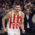 POLUVREME - Zvezda se serijom 17:0 odlepila od Kluža, Dobrić pogodio sa pola terena