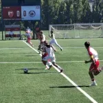 Crveno-beli provozali traktor u četvrtoj brzini