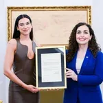 Dua Lipa dobila kosovsko državljanstvo, uručila joj Vjosa Osmani