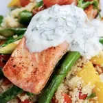 Brza salata sa lososom obrok koji osvježava