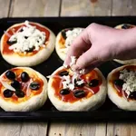 Pripremite najukusnije mini-pizze od nekoliko sastojaka
