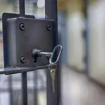 Ulcinjaninu 60 dana zatvora: Udario roditelje i sestru, sestričnu vukao za kosu
