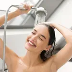 Tri svakodnevne navike tuširanja koje vam uništavaju kožu