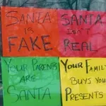 Rezigniran božićnom atmosferom okačio natpis "Deda Mraz ne postoji", policija ga posjetila zbog uznemiravanja