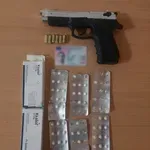 Uhapšen osumnjičeni za falsifikovanje isprava u Nikšiću, kod njega pronađen startni pištolj i tablete sa liste opijata