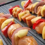 S jednostavnom marinadom napravite sočne pileće ražnjiće s povrćem