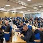 (VIDEO) Odbornici sami sebi uvećavaju naknade sa 250 na 400 eura