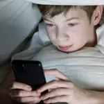 Ubitačno skrolovanje: Mozak ne miruje, a važan hormon ne može da se luči