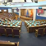 Skupština: Popović sama u sali, pozdravljam kolege gdje god da su